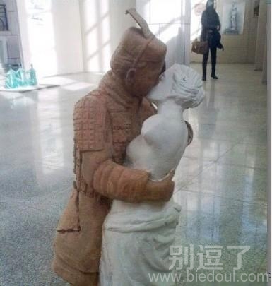 哥，你在玩穿越世纪的吻麼！！.