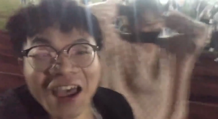 轻松一刻:转角不一定遇到爱情,可能是疫情 轻松一刻:转角不一定遇到爱情,可能是疫情