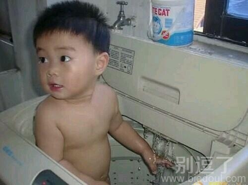 正在洗澡的小孩。 正在洗澡的小孩。