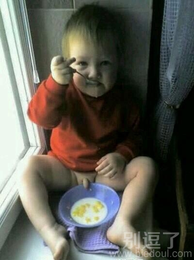 正在吃饭的小孩。。 正在吃饭的小孩。。