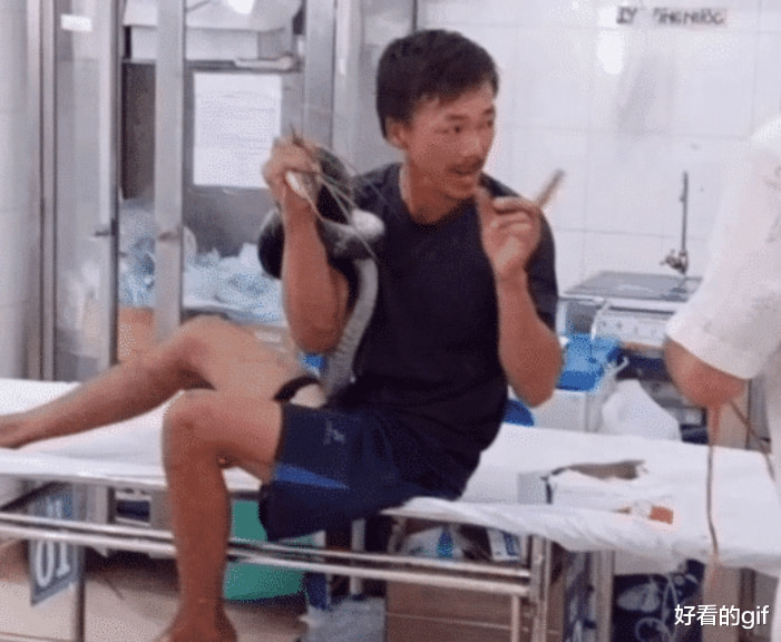 “约了女网友一起吃火锅,但是想跟她说AA,却不知道这么开口?”哈哈哈哈 “约了女网友一起吃火锅,但是想跟她说AA,却不知道这么开口?”哈哈哈哈