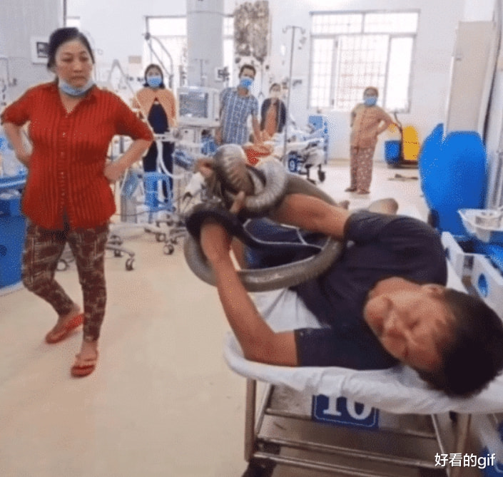 “约了女网友一起吃火锅,但是想跟她说AA,却不知道这么开口?”哈哈哈哈 “约了女网友一起吃火锅,但是想跟她说AA,却不知道这么开口?”哈哈哈哈