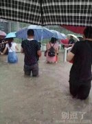 遭水灾的人们。。 遭水灾的人们。。