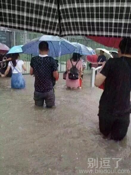 遭水灾的人们。。 遭水灾的人们。。