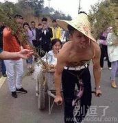 正在结婚的小年轻。 正在结婚的小年轻。