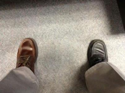 上班穿错鞋的搞笑图片 上班穿错鞋的搞笑图片