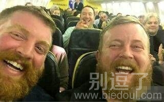 后面抢镜的大哥在笑着鄙视你们 后面抢镜的大哥在笑着鄙视你们