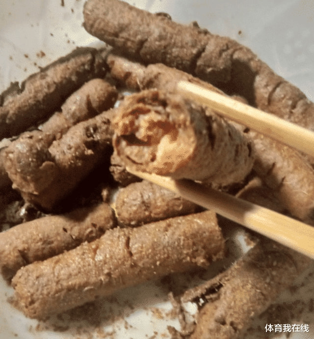 “老板娘你穿成这样子,有几个客人能安心吃饭?”哈哈哈一顿饭能吃一天 “老板娘你穿成这样子,有几个客人能安心吃饭?”哈哈哈一顿饭能吃一天