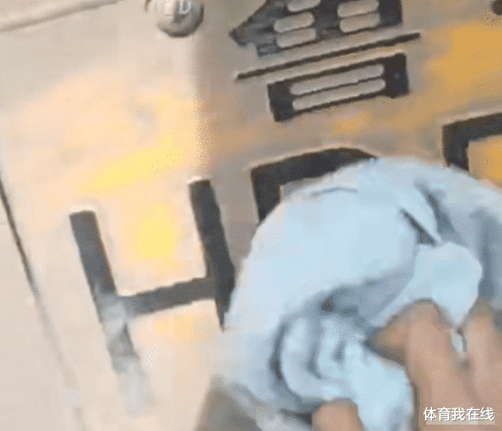 “老板娘你穿成这样子,有几个客人能安心吃饭?”哈哈哈一顿饭能吃一天 “老板娘你穿成这样子,有几个客人能安心吃饭?”哈哈哈一顿饭能吃一天