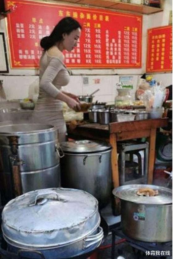 “老板娘你穿成这样子,有几个客人能安心吃饭?”哈哈哈一顿饭能吃一天 “老板娘你穿成这样子,有几个客人能安心吃饭?”哈哈哈一顿饭能吃一天