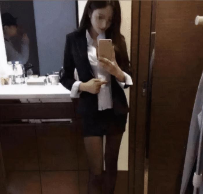 “姑娘就别藏着了,你眼镜上的倒影已经让我们什么都明白了!”哈哈哈 “姑娘就别藏着了,你眼镜上的倒影已经让我们什么都明白了!”哈哈哈