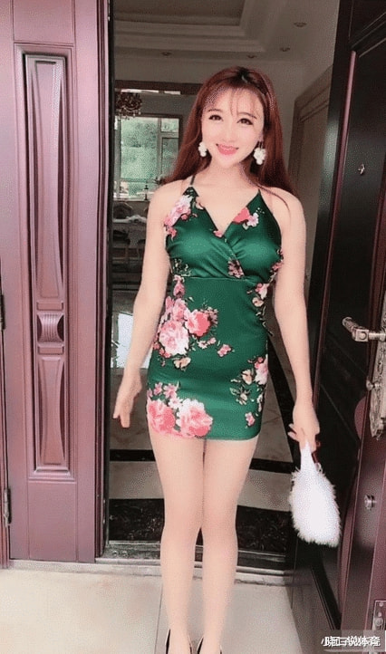 “姑娘就别藏着了,你眼镜上的倒影已经让我们什么都明白了!”哈哈哈 “姑娘就别藏着了,你眼镜上的倒影已经让我们什么都明白了!”哈哈哈