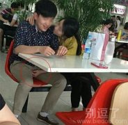 一对吃饭的情侣。
