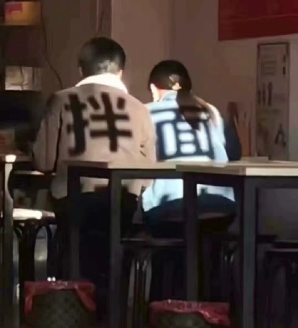 轻松一刻:孤男寡女只在车里约会?多少有点含蓄了 轻松一刻:孤男寡女只在车里约会?多少有点含蓄了