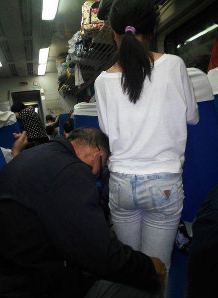 大爷你这睡姿是故意的吧! 大爷你这睡姿是故意的吧!