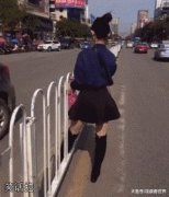 美女这样很危险，下次请记得走斑马线！