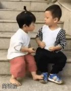 小子你咋能这样呢？东西都送你了，亲一下都不行！