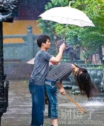 关心下后面给你打伞的那位 关心下后面给你打伞的那位