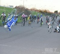 怎么还有集体摔跤的 怎么还有集体摔跤的