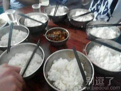 一碗菜,八碗米饭。 一碗菜,八碗米饭。