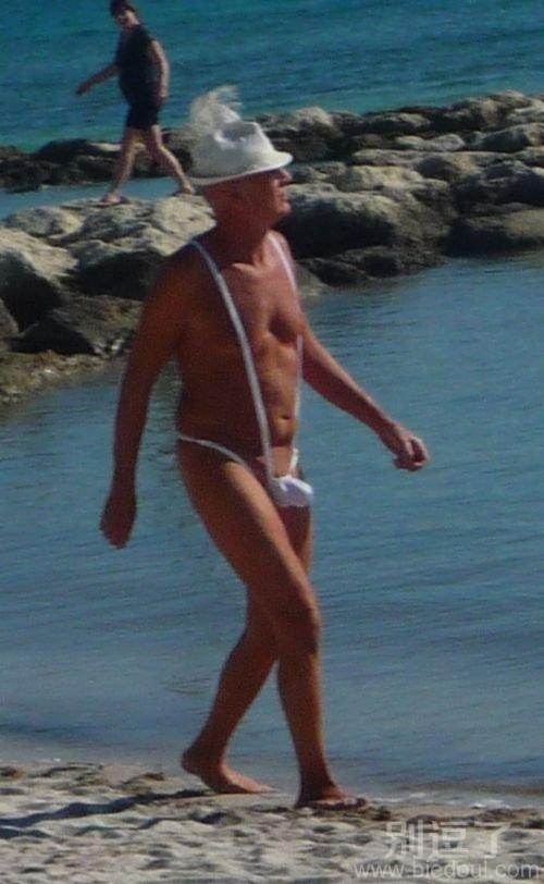 看看属于我们男士的比基尼。