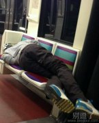 正在睡觉的男人。。 正在睡觉的男人。。