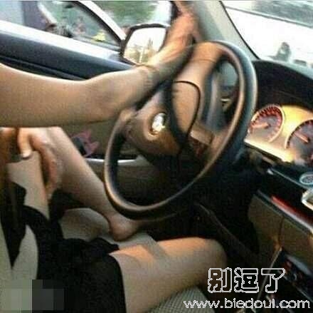 知道刹车是哪个脚嘛