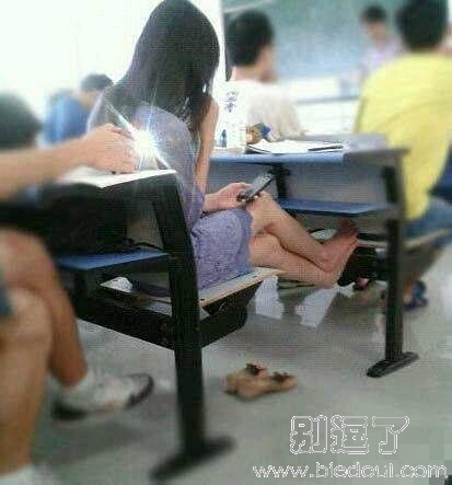 妹子上课居然这么傲骄