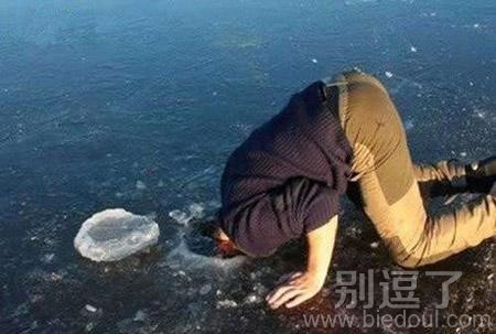 爬在冰上的人。。