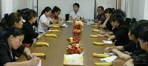 领导开会给妹子每个发一个香蕉,好舒服呀 领导开会给妹子每个发一个香蕉,好舒服呀