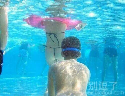 游泳池里满满的诱惑