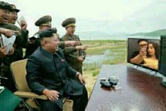 搞笑图片三胖哥哥带领大家一起看福利呢！