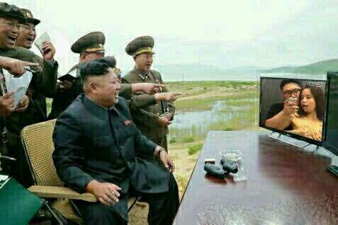 搞笑图片三胖哥哥带领大家一起看福利呢！