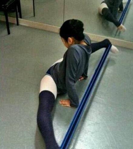 一字马都爆弱了,妹子都成负的了 一字马都爆弱了,妹子都成负的了