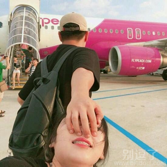 一对搞笑的小情侣。 一对搞笑的小情侣。