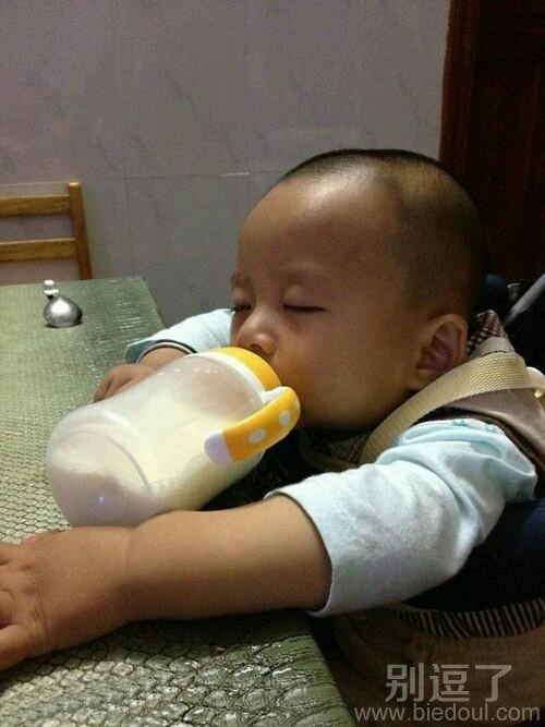 正在喝奶的小孩。