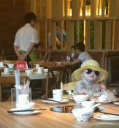 一个酷酷的小孩。