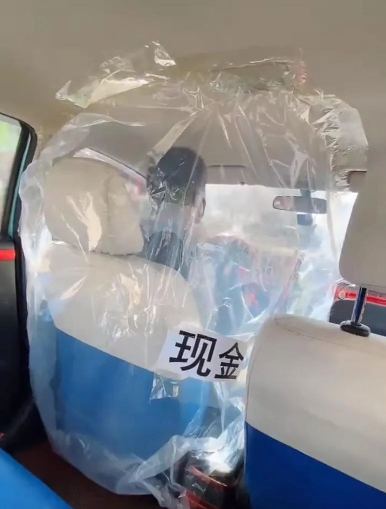 轻松一刻:人不努力就会像他们一样,1根薯条2人抢 轻松一刻:人不努力就会像他们一样,1根薯条2人抢