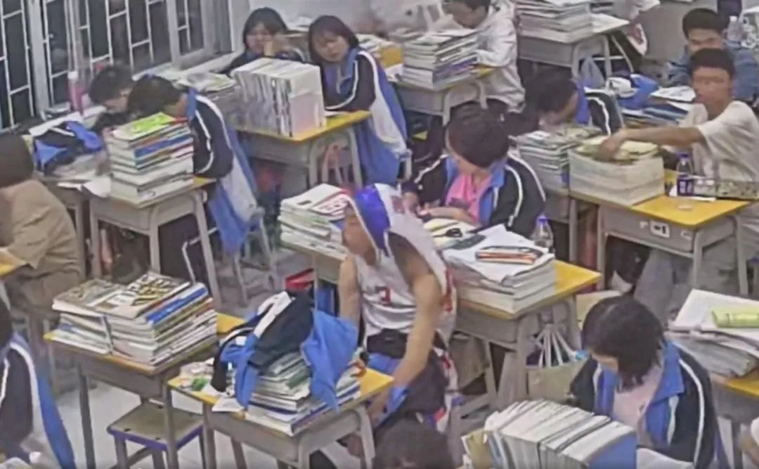 轻松一刻:人不努力就会像他们一样,1根薯条2人抢 轻松一刻:人不努力就会像他们一样,1根薯条2人抢