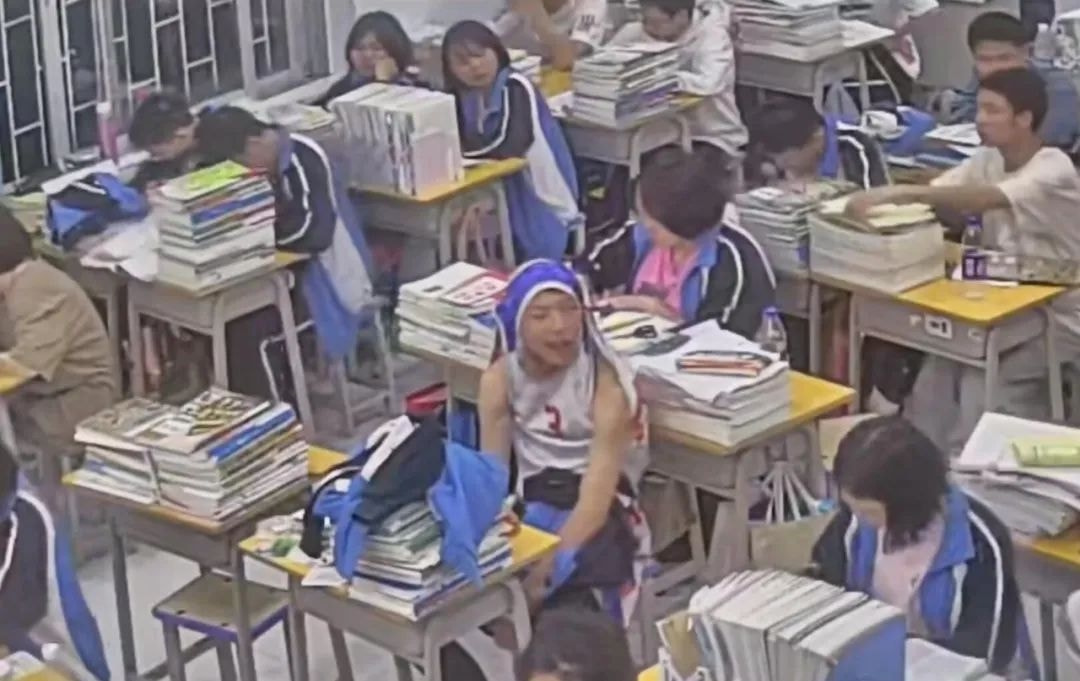 轻松一刻：人不努力就会像他们一样，1根薯条2人抢