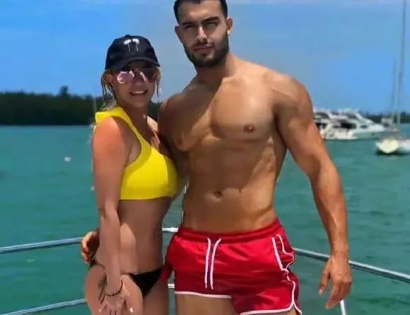 轻松一刻：人不努力就会像他们一样，1根薯条2人抢