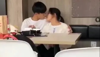 轻松一刻:人不努力就会像他们一样,1根薯条2人抢 轻松一刻:人不努力就会像他们一样,1根薯条2人抢