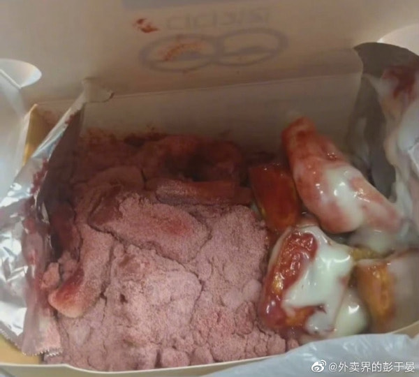 轻松一刻:人不努力就会像他们一样,1根薯条2人抢 轻松一刻:人不努力就会像他们一样,1根薯条2人抢