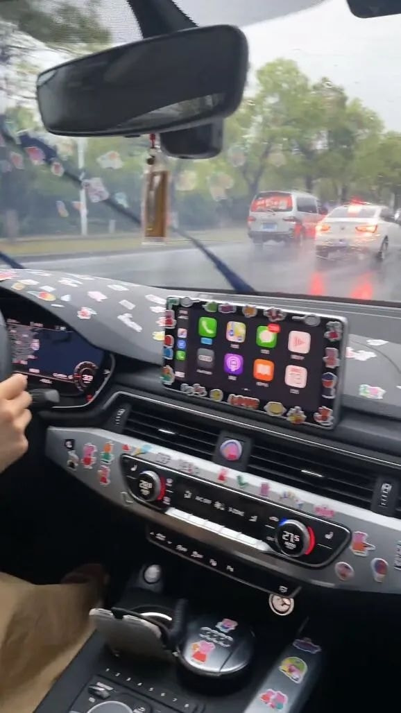 轻松一刻：人不努力就会像他们一样，1根薯条2人抢