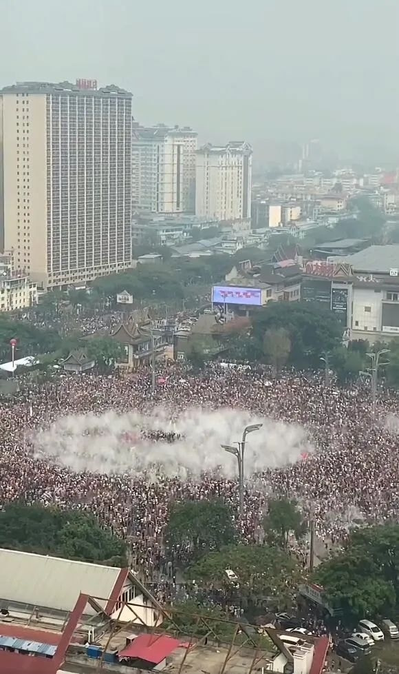 轻松一刻:人不努力就会像他们一样,1根薯条2人抢 轻松一刻:人不努力就会像他们一样,1根薯条2人抢