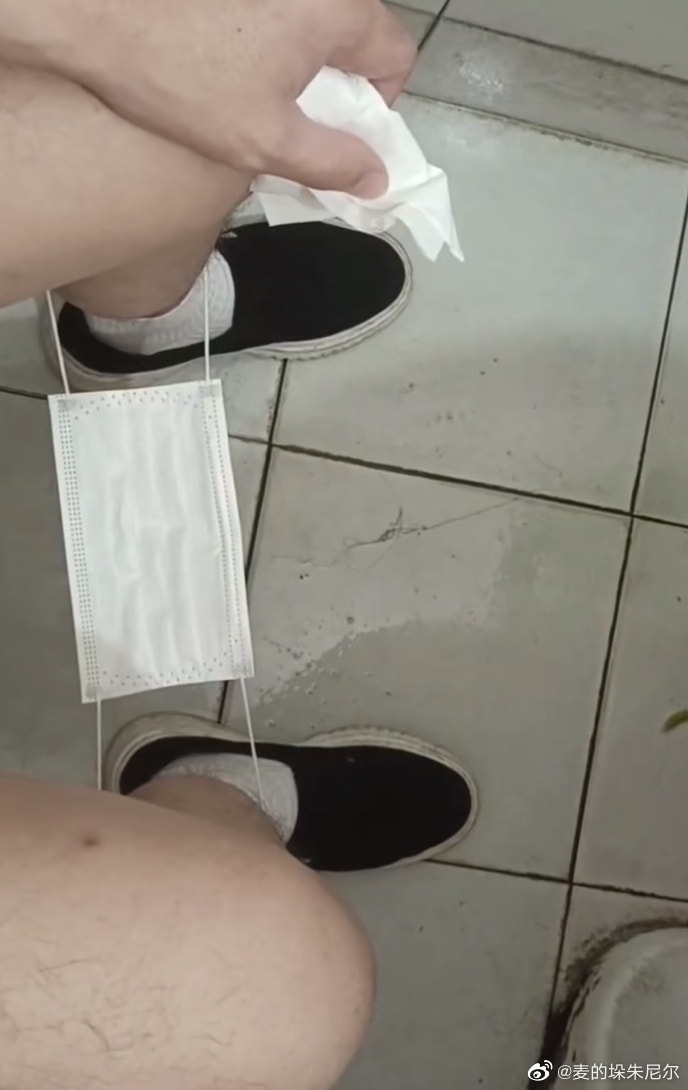 轻松一刻:人不努力就会像他们一样,1根薯条2人抢 轻松一刻:人不努力就会像他们一样,1根薯条2人抢