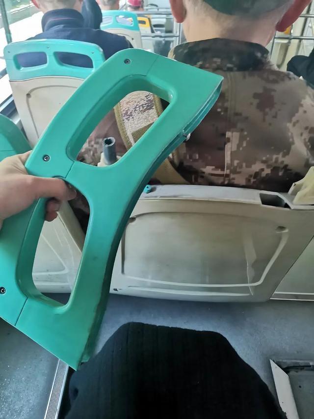 轻松一刻:人不努力就会像他们一样,1根薯条2人抢 轻松一刻:人不努力就会像他们一样,1根薯条2人抢