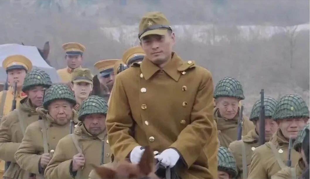 轻松一刻:人不努力就会像他们一样,1根薯条2人抢 轻松一刻:人不努力就会像他们一样,1根薯条2人抢