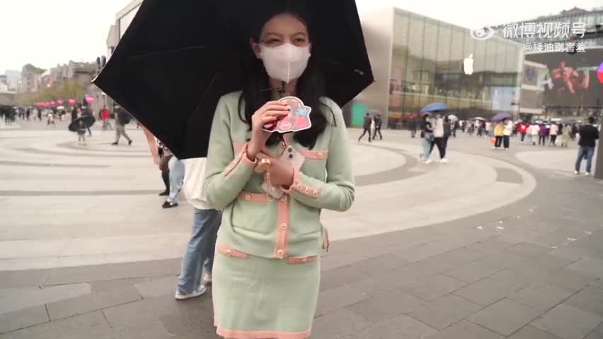 轻松一刻:人不努力就会像他们一样,1根薯条2人抢 轻松一刻:人不努力就会像他们一样,1根薯条2人抢