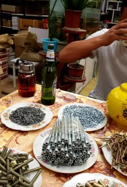 轻松一刻:人不努力就会像他们一样,1根薯条2人抢 轻松一刻:人不努力就会像他们一样,1根薯条2人抢